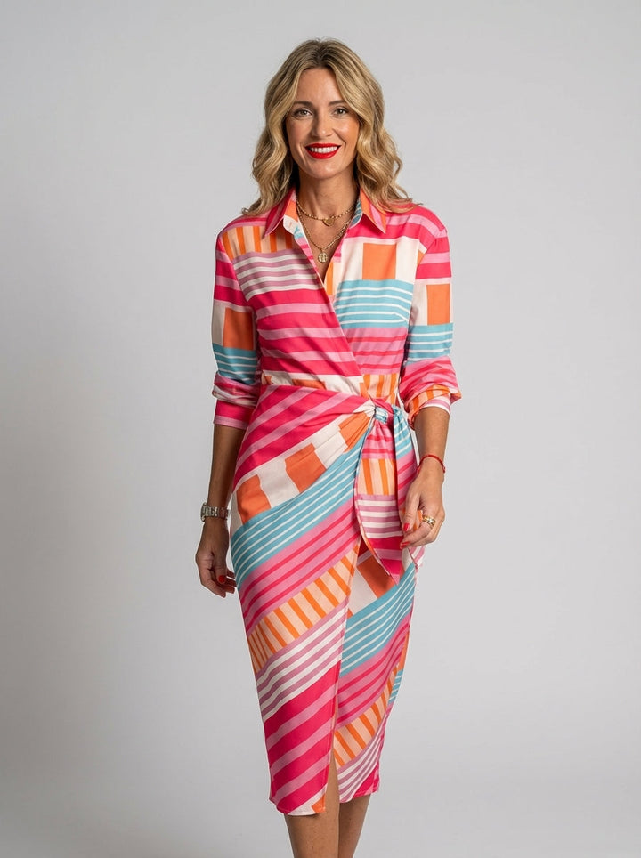 Dames zomerjurk met levendige bloemenprint en stijlvolle strikceintuur. Perfect voor elegante zomerkleding.
