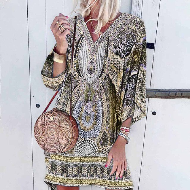 Dames zomerjurk met vrolijke bloemenprint en comfortabele pasvorm. Ideaal voor strand of casual dagje uit.