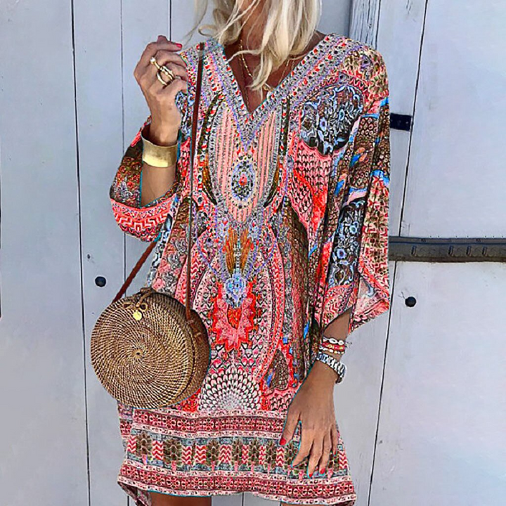 Casual dames strandjurk met vrolijke print. Deze comfortabele Eva™ zomerjurk heeft korte mouwen.