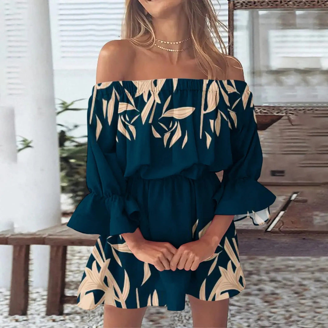 Luchtige damesmode: comfortabele zomerjurk met bloemenprint en wijde uitlopende mouwen, ideaal voor warme dagen.