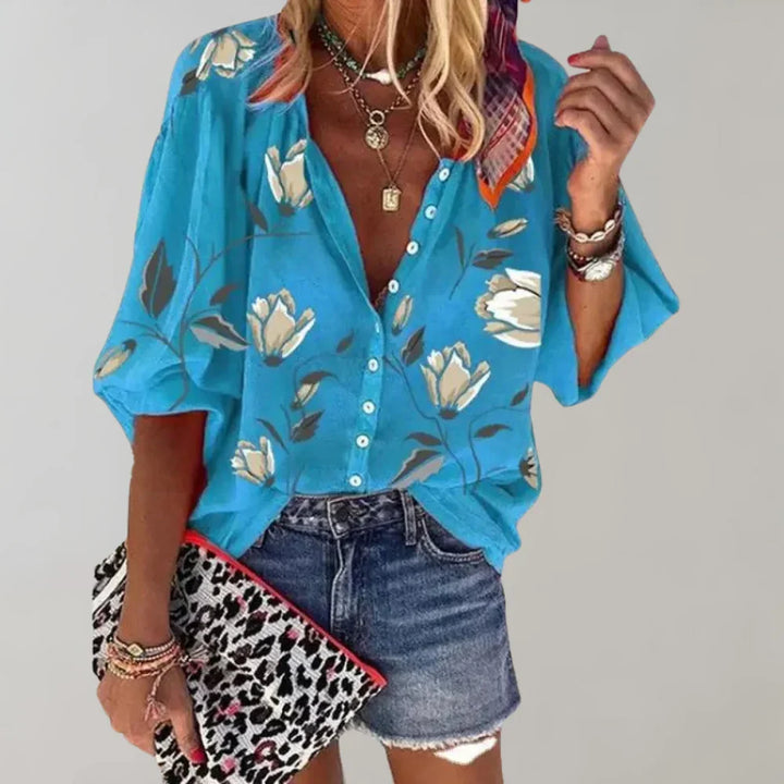 Close-up van de Hoymans dames zomerse bloemenprint blouse, trendy en luchtig design.