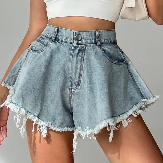 Dames zomerse denim shorts met wijde pijpen, comfortabel en stijlvol voor strand of casual vrije tijd.