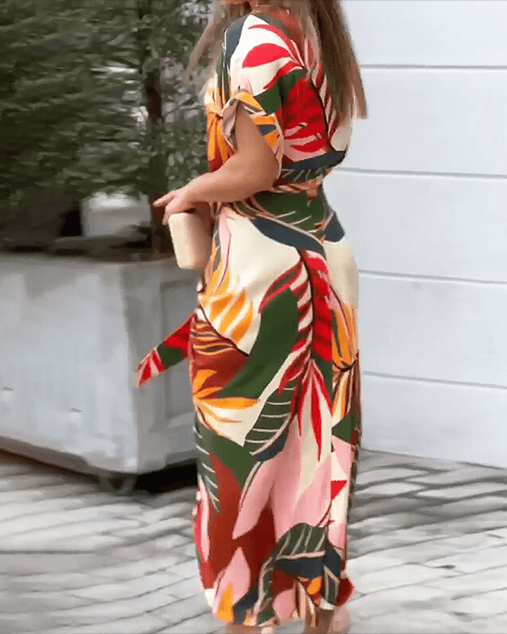 Lange dames zomerjurk van polyester met kraag en bandplooi. Comfortabele en elegante maxi-jurk voor lente/zomer.