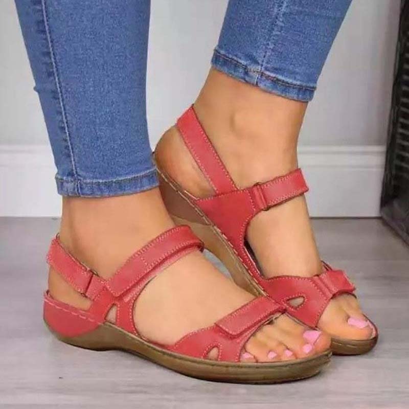 Detailopname van Ergonomic™ dames sandalen: comfortabel voetbed en duurzame materialen voor de zomer.