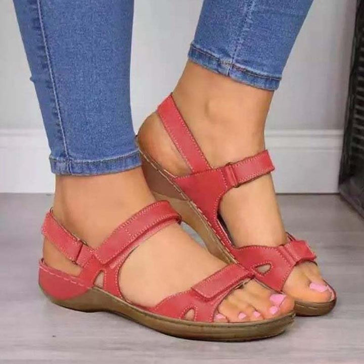 Detailopname van Ergonomic™ dames sandalen: comfortabel voetbed en duurzame materialen voor de zomer.