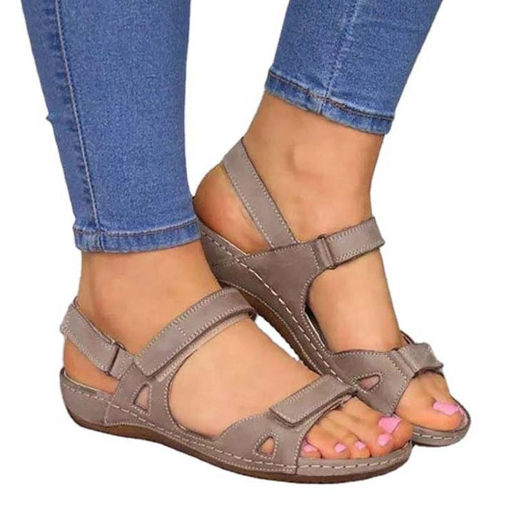 Achterkant van dames zomersandalen met stabiele hak en duurzame zool. Ergonomische schoenen voor langdurig comfort.