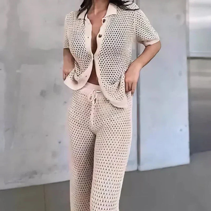 Trendy dames zomerset Liora, stijlvol en luchtig. Kenmerkt cut-out details en een flowy lange broek. Jouw zomerkleding!