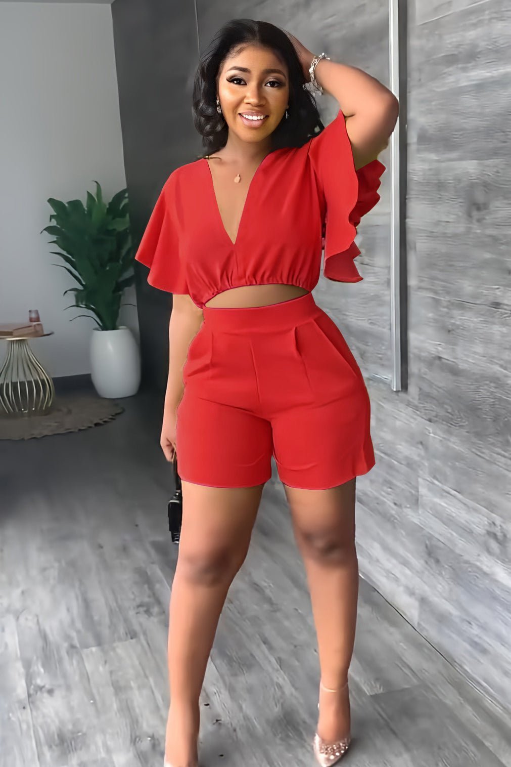 Elegant geplooide Marlene zomerset: tweedelige outfit met V-hals crop-top en shorts.