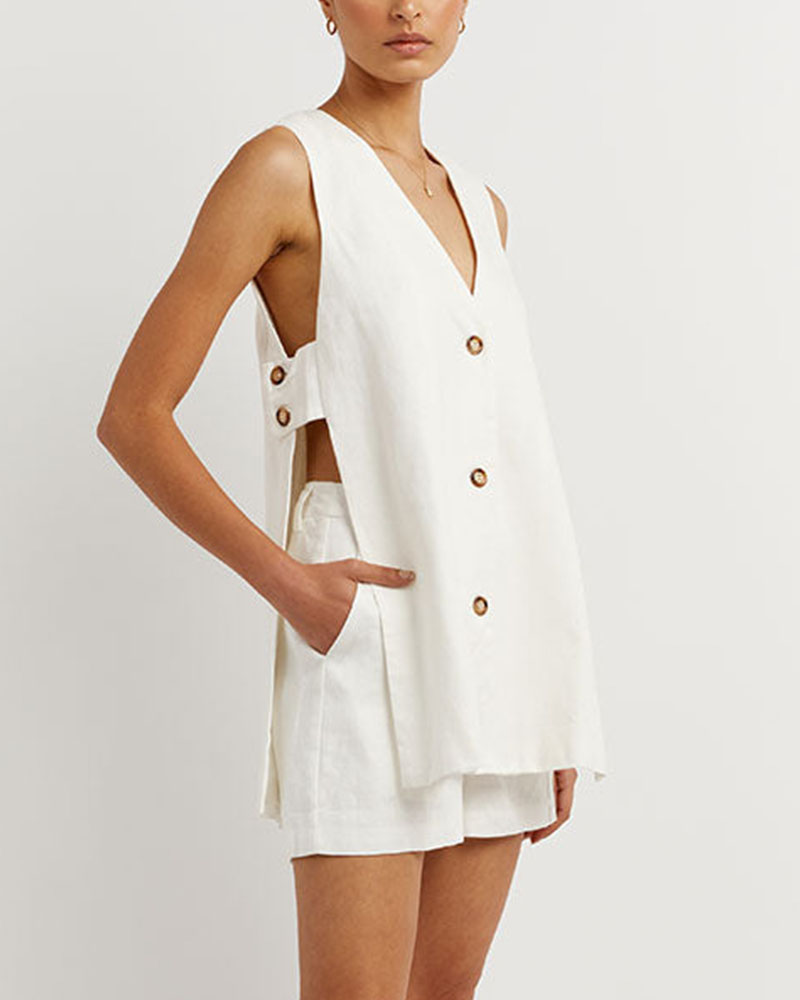 Dames Zomerset Sylvie: elegante mouwloze gilet en hoge taille shorts, perfect voor een chique zomeroutfit.
