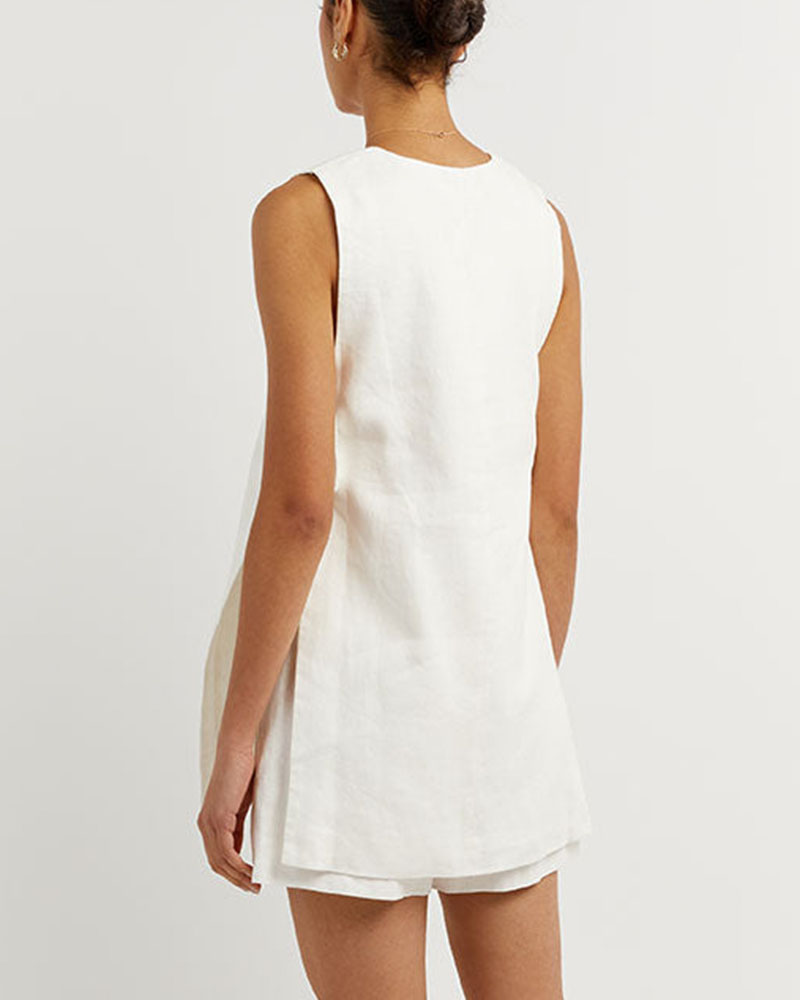 Detail van de mouwloze gilet uit Dames Zomerset Sylvie, gecombineerd met stijlvolle hoge taille shorts.