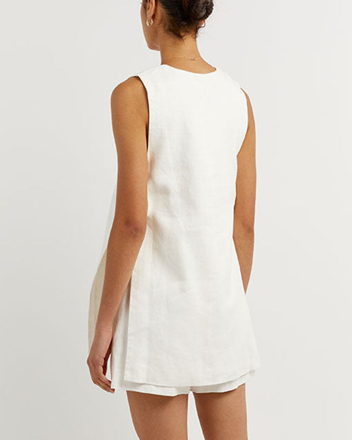 Detail van de mouwloze gilet uit Dames Zomerset Sylvie, gecombineerd met stijlvolle hoge taille shorts.