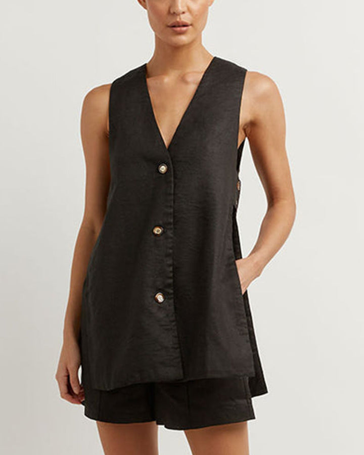 Model toont de Sylvie dames zomerset: chique mouwloze gilet en elegante hoge taille shorts voor dames.