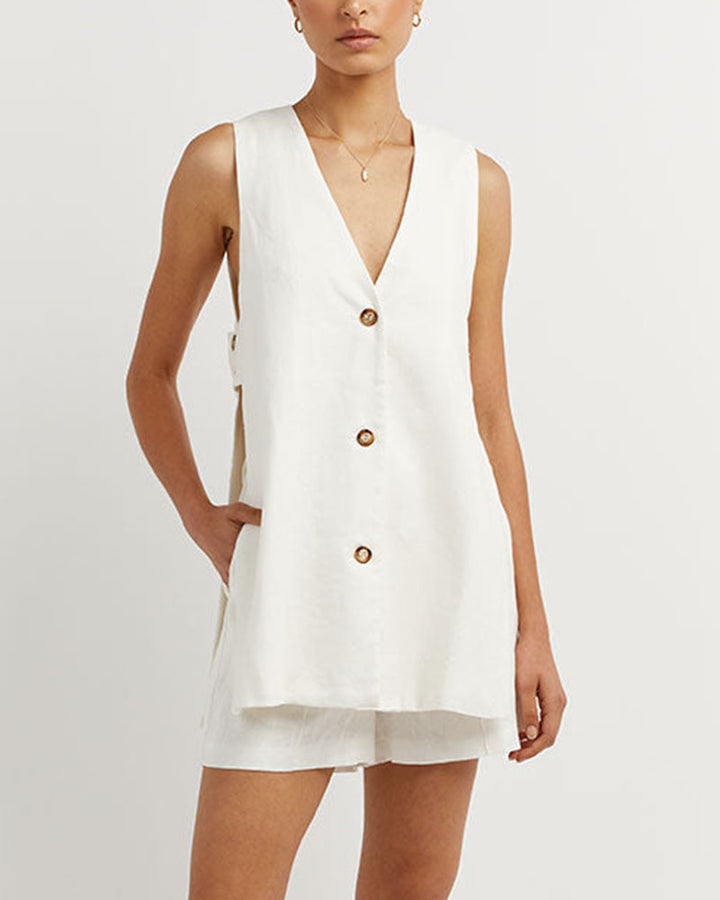 Tweedelige dames zomerset Sylvie, bestaande uit een stijlvolle mouwloze gilet en hoge taille shorts.