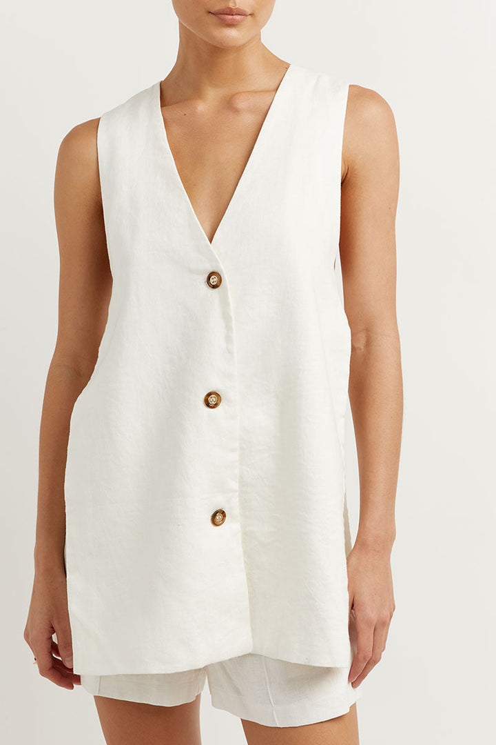 Zomerset Sylvie: comfortabele hoge taille shorts en elegante mouwloze gilet, een modieuze keuze voor dames.