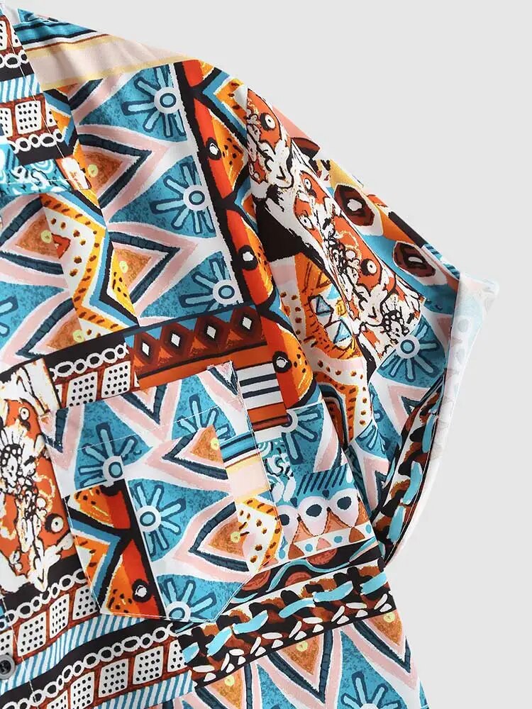 Trendy dames blouse met kleurrijke etnische print, perfect voor de zomer. Voorzien van borstzak en korte mouwen.