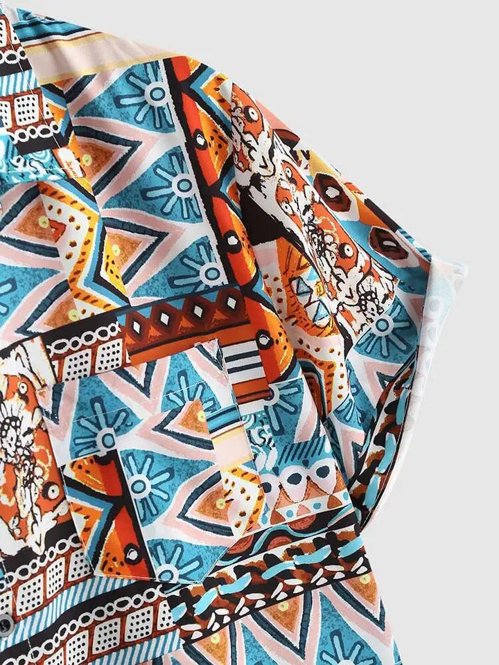 Trendy dames blouse met kleurrijke etnische print, perfect voor de zomer. Voorzien van borstzak en korte mouwen.