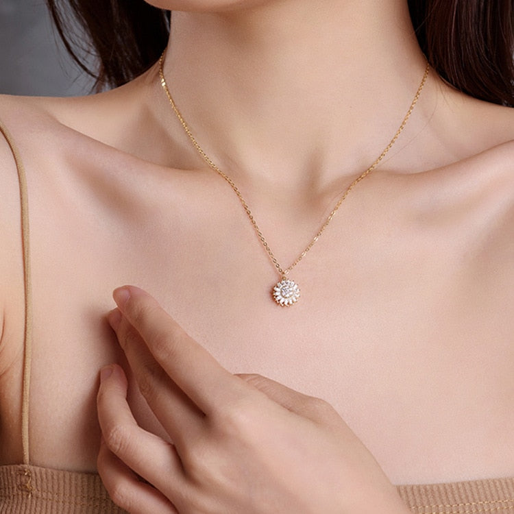 Stijlvolle zonnebloem ketting met draaibare hanger. Zilverkleurige dames halsketting, perfect voor elke outfit.