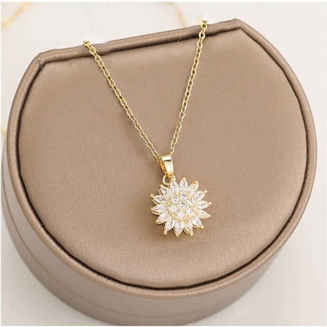 Zonnebloem ketting gedragen door een vrouw. Toont de elegantie en veelzijdigheid van dit dames sieraad.
