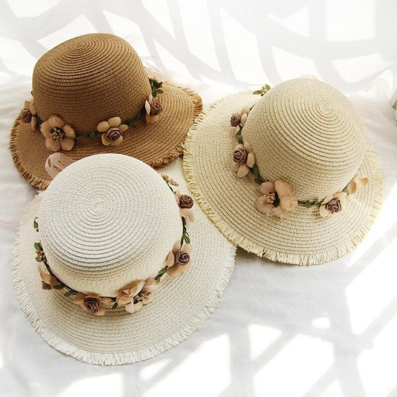 Modieuze dames strandhoed, elegant versierd met bloemen, perfect voor zomerse outfits.