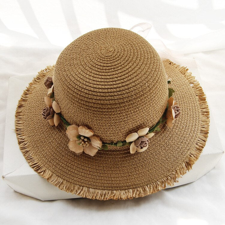 Modieuze dames strandhoed met levendig bloemendessin, perfecte accessoire voor de zon.