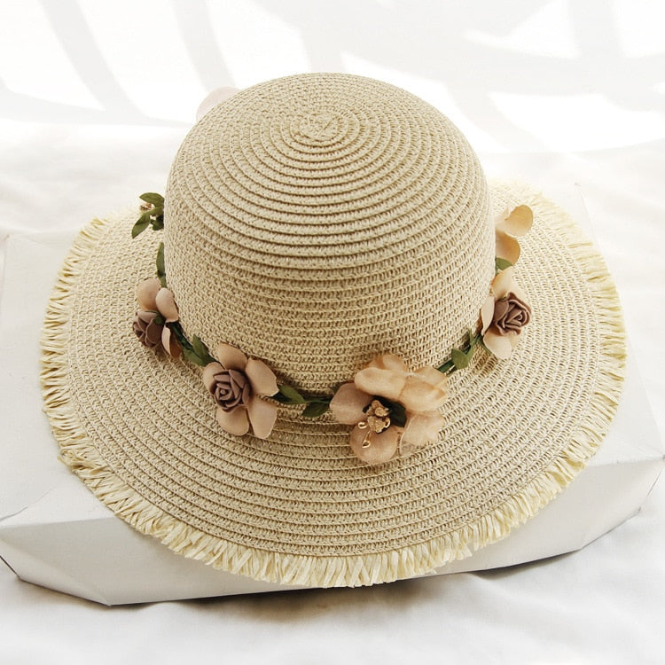 Comfortabele zomerhoed voor dames, versierd met een chique bloemmotief en brede rand.