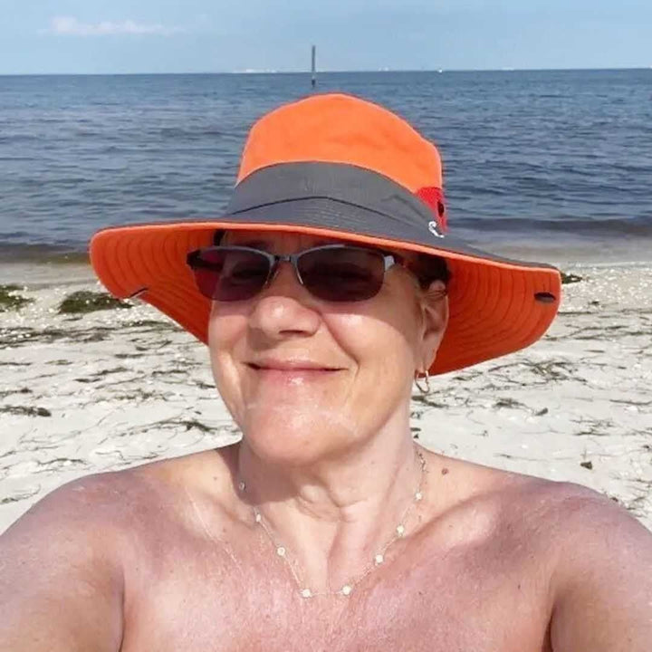 Verstelbare dames strandhoed met brede rand, maximale UV-bescherming. Essentieel voor reizen en ontspanning.
