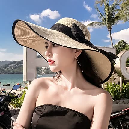 Stijlvolle breedgerande strandhoed voor dames. Biedt excellente zonbescherming, perfect voor een elegante zomerlook.