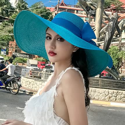 Elegante dames zomerhoed voor vakantie en strand. Deze hoed combineert stijl met essentiële zonbescherming.