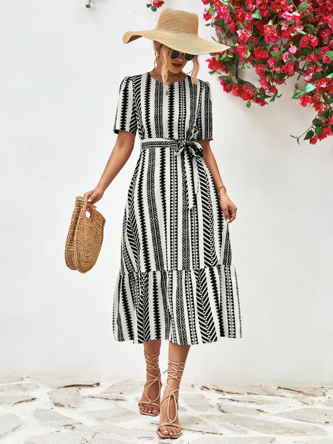 Dames zwart-wit gestreepte midi-jurk Elise met korte mouwen, elegant en stijlvol voor de zomer.