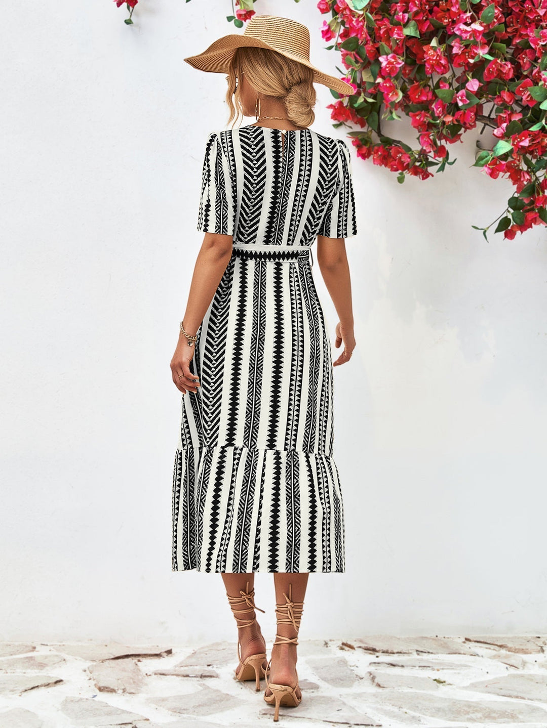 Stijlvolle dames jurk met zwart-wit strepen. Deze elegante midi-jurk met korte mouwen is ideaal voor elk seizoen.