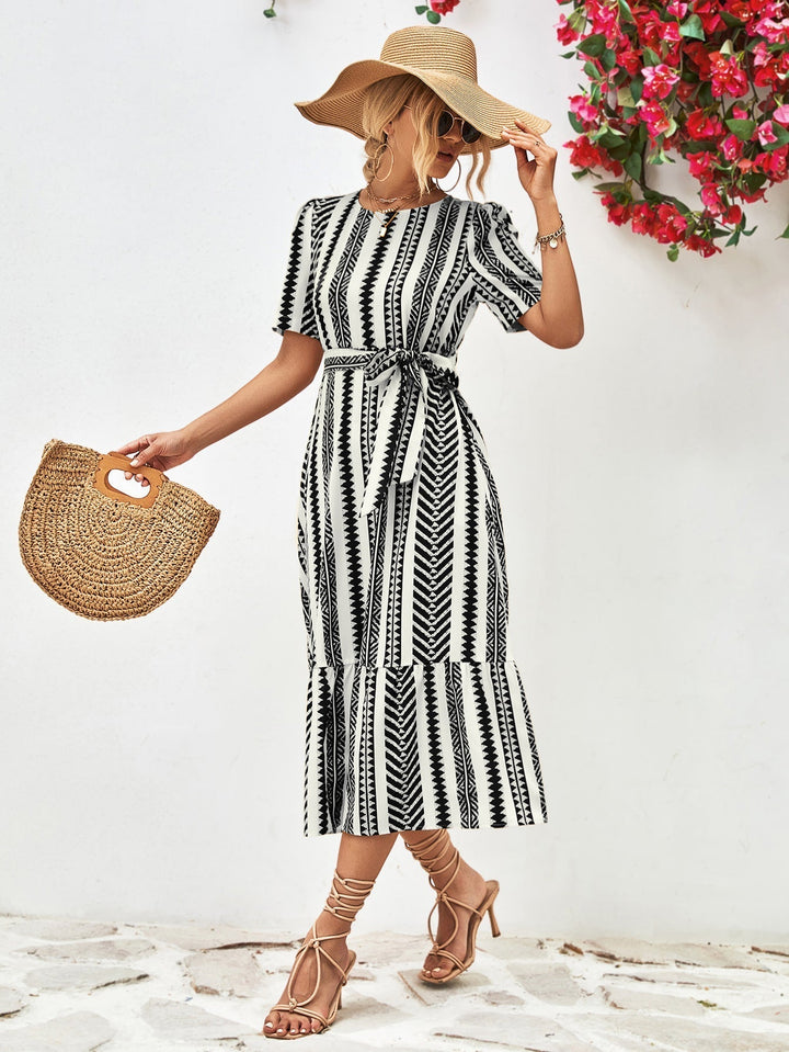 Zwart-wit gestreepte midi-jurk Elise, een comfortabele dames zomerjurk met korte mouwen voor een chique look.