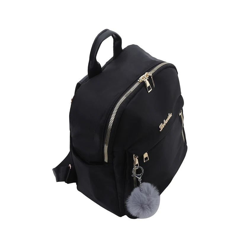 Georganiseerde binnenkant van zwarte PU leren rugzak; perfect voor damesaccessoires en essentials.