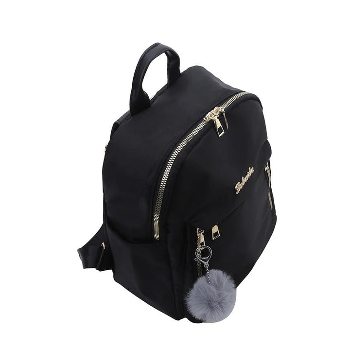 Georganiseerde binnenkant van zwarte PU leren rugzak; perfect voor damesaccessoires en essentials.