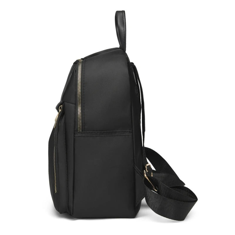 Dames met comfortabele zwarte PU leren rugzak; een stijlvolle accessoire voor elke outfit.