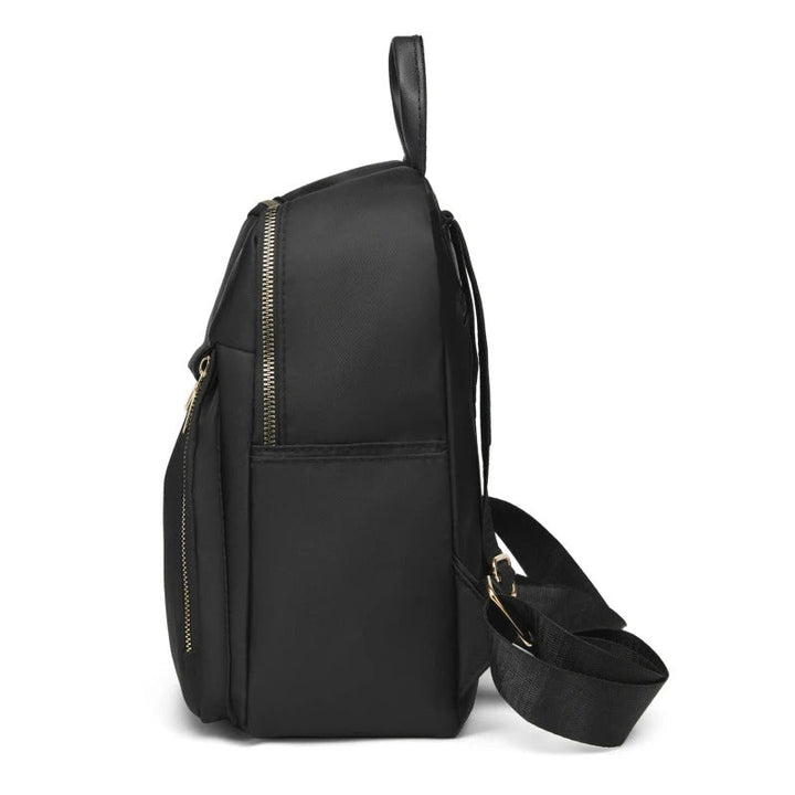 Dames met comfortabele zwarte PU leren rugzak; een stijlvolle accessoire voor elke outfit.