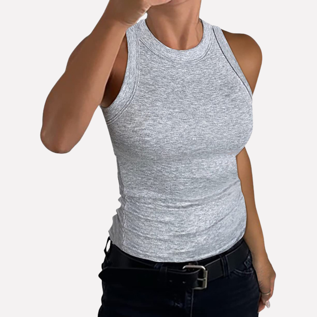 Casual dames racerback top in wit, met hoge hals, comfortabel voor dagelijks gebruik of sport.