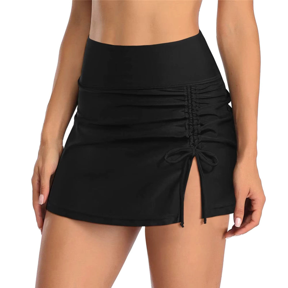 Zwarte dames zwemshorts Liv met zijsplit, ideaal voor een sportieve zomerlook.