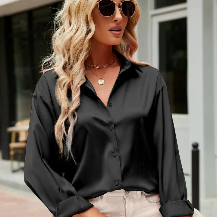 Witte Mireille blouse, satijnachtig, een chique keuze voor zowel kantoor als feest.