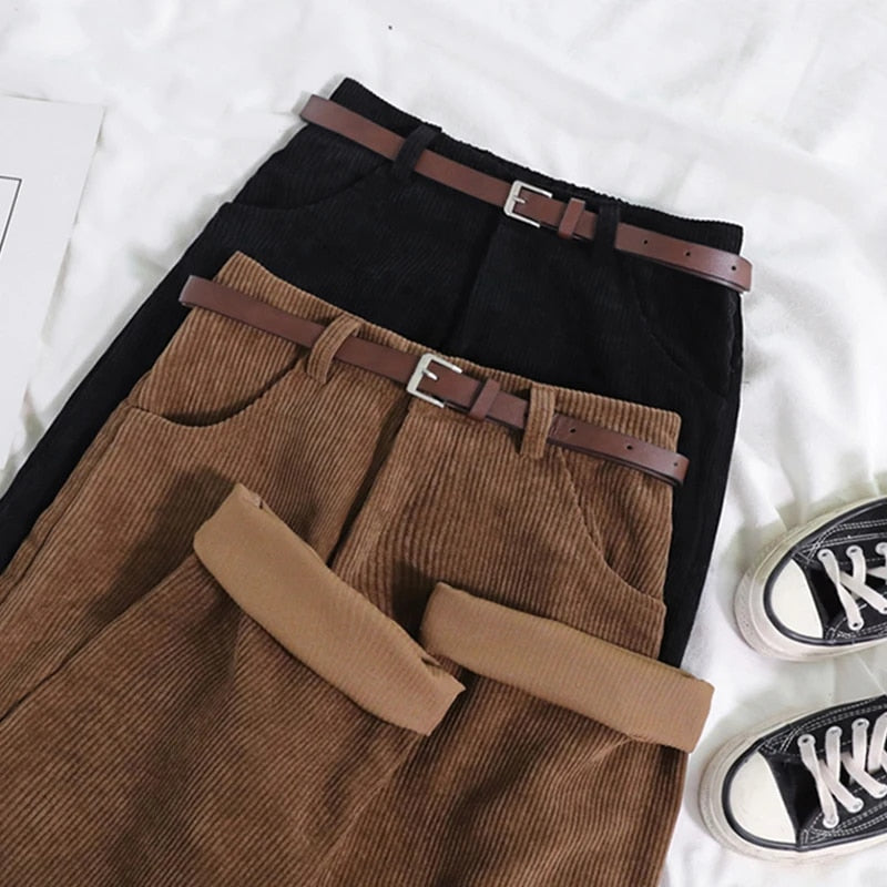 Damesbroek met hoge taille en wijde pijpen, comfortabel en modieus voor herfst/winter casual look.