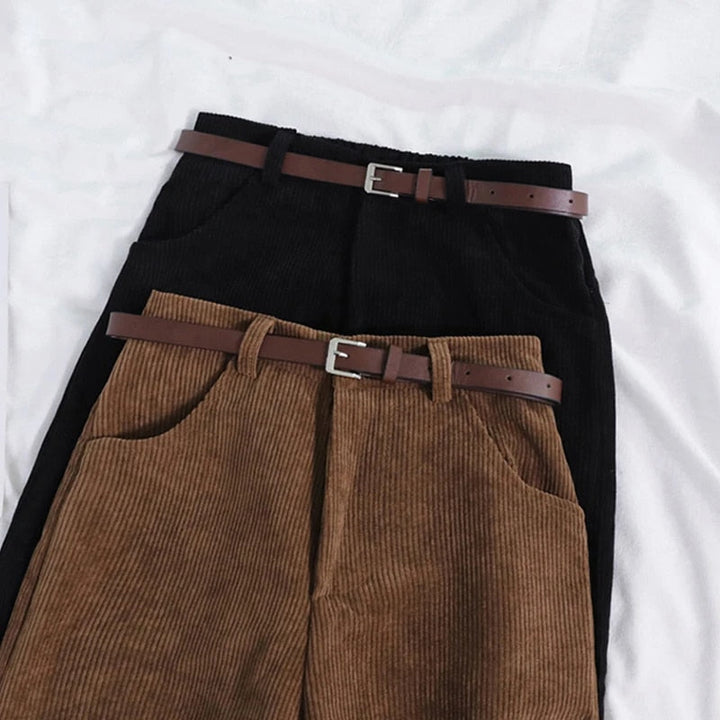 Modieuze damesbroek met relaxte pasvorm, hoge taille en wijde pijpen, ideaal voor een stijlvolle herfst outfit.