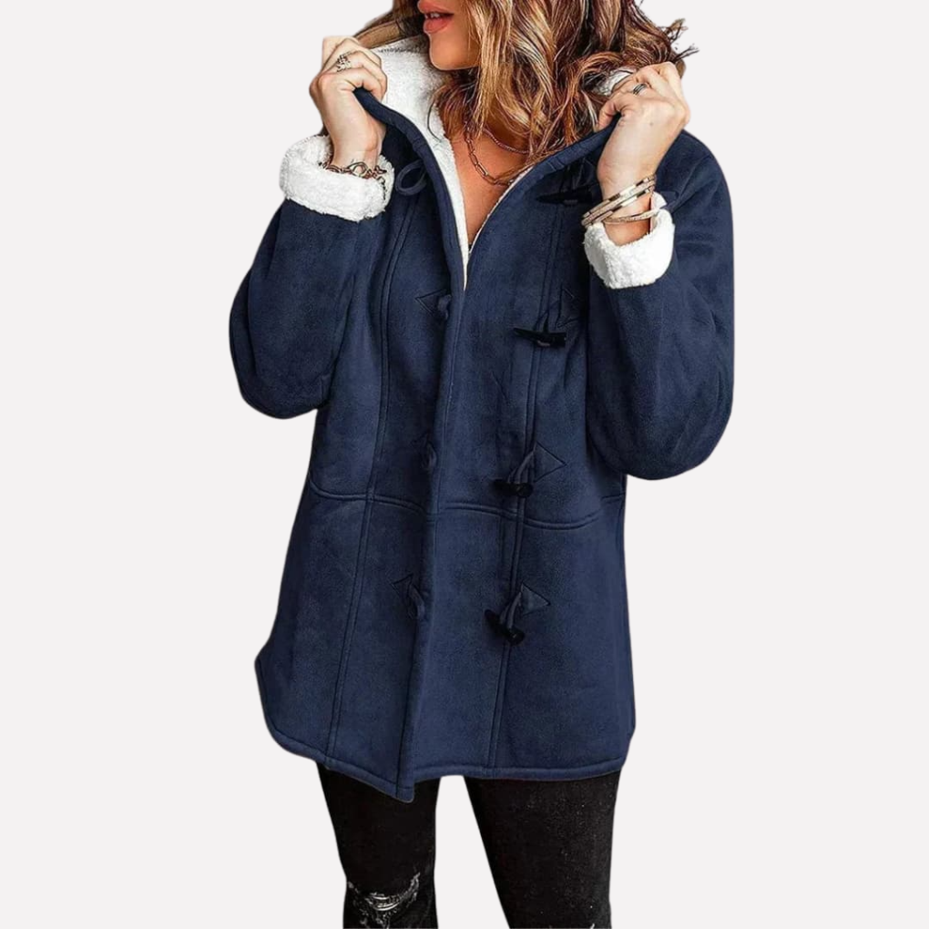 Vrouw draagt een warme damesjas met capuchon en chique togglesluiting, ideale wintermode.