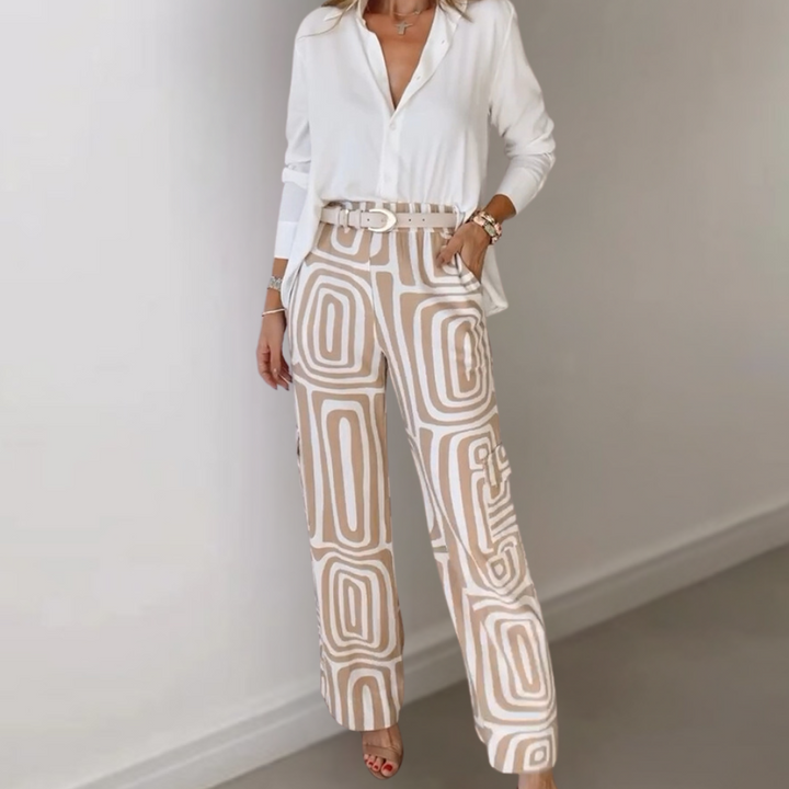 "Damesoutfit met witte blouse en beige printbroek, stijlvolle en trendy mode, elegante casual look voor elke gelegenheid."