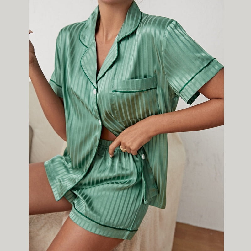 Modieuze SexyPyjama™ voor dames met jaguarprint. Comfortabele loungewear en elegante nachtkleding.