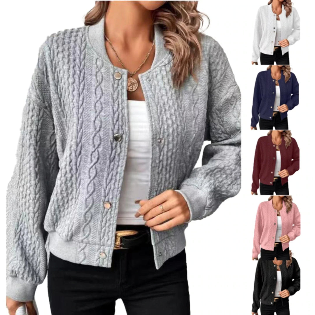 "Damesvest Elin met knoopjes, zacht en luxueus, in grijs; elegant design ideaal voor elke stijlvolle gelegenheid."