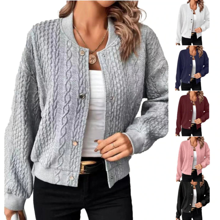 "Damesvest Elin met knoopjes, zacht en luxueus, in grijs; elegant design ideaal voor elke stijlvolle gelegenheid."