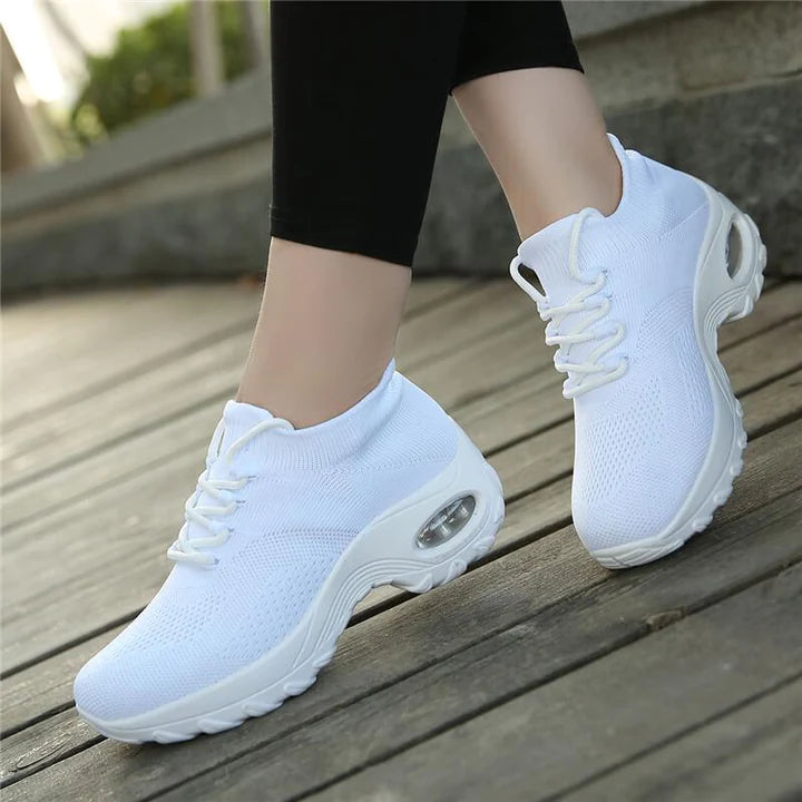 Zijaanzicht van de stabiele DanasShoes orthopedische wandelschoen voor dames; ideaal voor lange wandelingen.