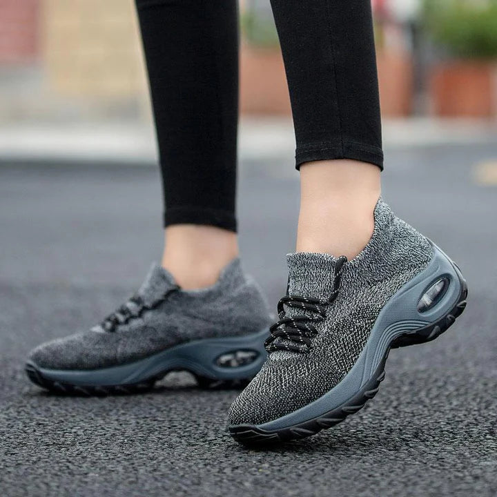Een vrouw draagt DanasShoes orthopedische dames wandelschoenen; biedt pijnverlichting en loopcomfort.