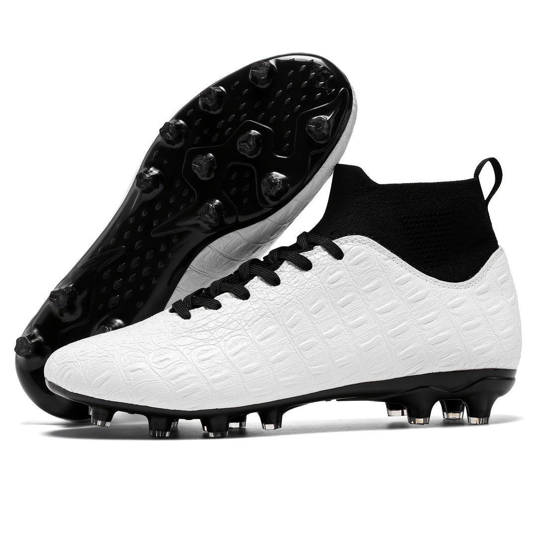 Dario heren voetbalschoenen op een grasveld, illustreert hun functionaliteit en grip tijdens het voetbal.