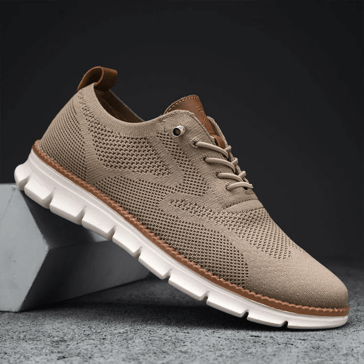 Gedragen beige moderne herensneakers, demonstratie van casual stijl en comfortabele pasvorm.