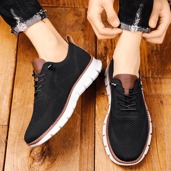 Bovenaanzicht van beige casual herensneakers, comfortabele veterschoenen met modern detail.